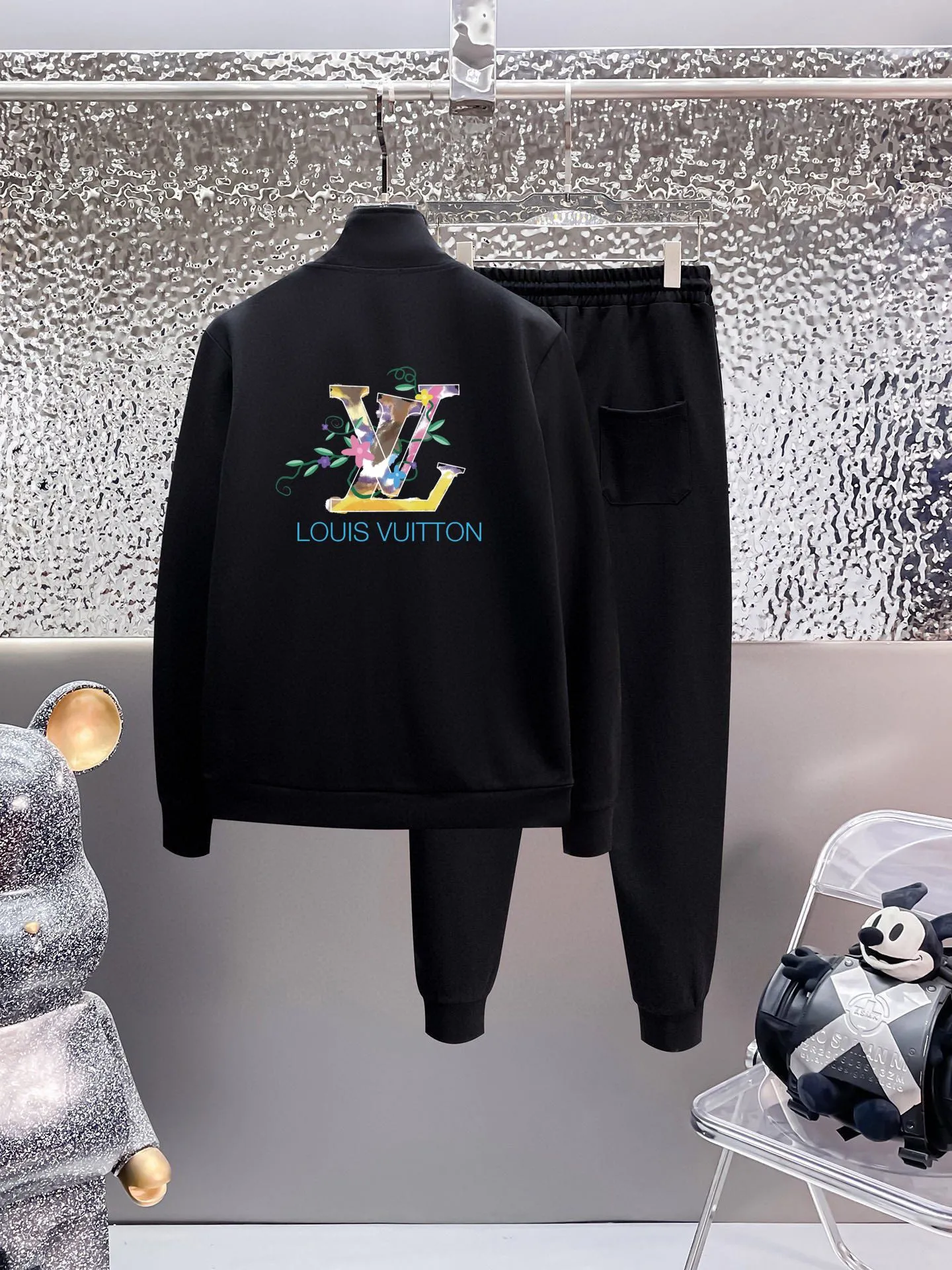 🅿️420 [LV Louis Vuitton] (Fat Man Gospel) hot-selling suit is coming. Focus on the original version of the official website. 2025 new hot-selling cardigan sweater suit. The original order is the best. 🇭🇰The meticulous work of top designers is dedicated to a fitting and perfect upper body effect. All-natural high-quality Roman cotton 100%, close-fitting comfort, noble and elegant! Original hardware embodies elegance and nobility! Counter size: M-5XL (maximum wear up to 220 pounds)